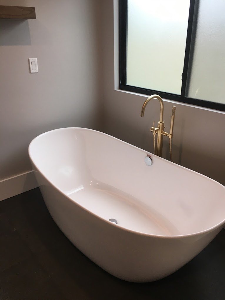 free standing soaking bath tub