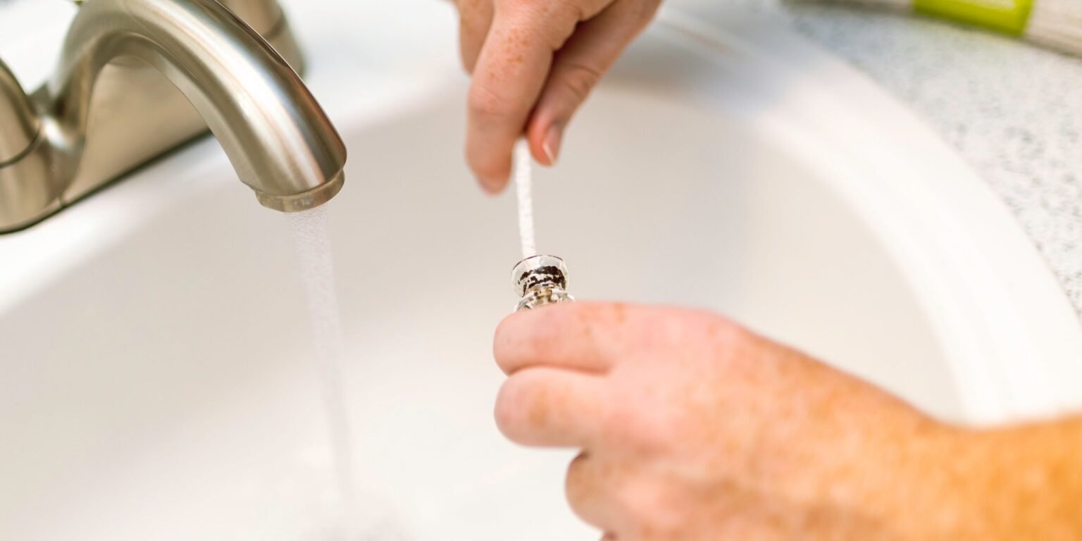 cleaning sink aerator